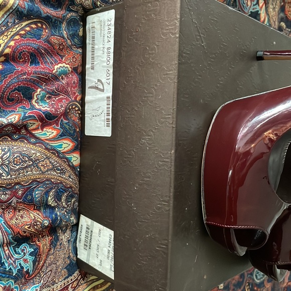 Very Classy High Heeled Perp Toe GUCCI Pumps - Picture 6 of 7